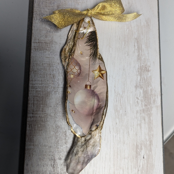 Handcrafted holiday decoupaged oyster shells gold & white set of 3 ornaments - Picture 7 of 10